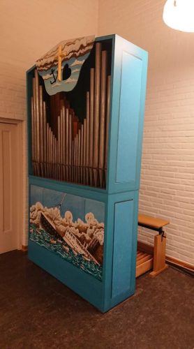 Verschueren-orgel-plaatsing-in-de-kapel-in-Ervik-bij-Selje-Noorwegen-